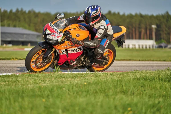 2020年5月11日 ラトビア バイクに乗ってる男だ オートバイツアーで空の道を走るのが楽しい 個々のテキストのコピースペースは — ストック写真