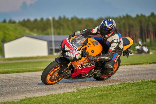 2020 Рига Латвия Мужчина Мотоцикле Дороге Весело Ездить Пустой Дороге — стоковое фото