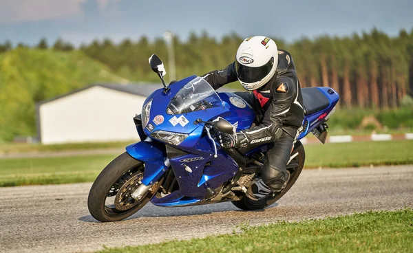 2020 Рига Латвія Чоловік Мотоциклі Дорозі Весело Їхати Порожньою Дорогою — стокове фото