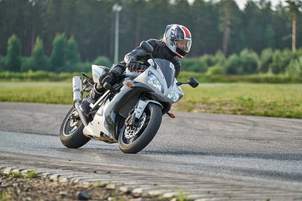 2020 Riga Letónia Homem Moto Estrada Divertindo Dirigindo Estrada Vazia — Fotografia de Stock