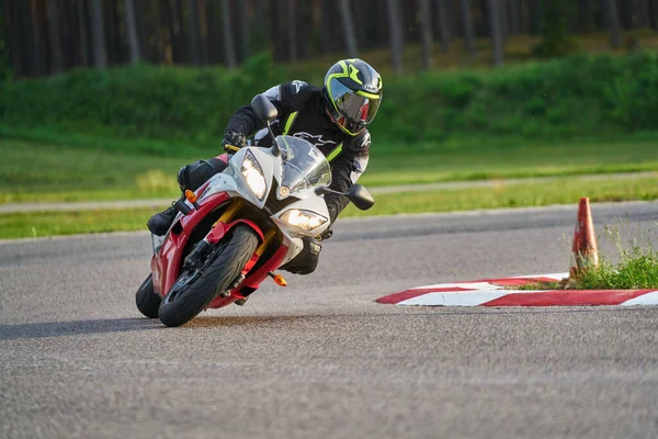 2020 Riga Lettonia Uomo Una Moto Strada Sella Divertirsi Guidando — Foto Stock