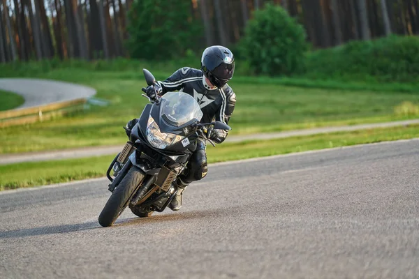 2020 Riga Lettonie Homme Sur Une Moto Sur Route Amuser — Photo