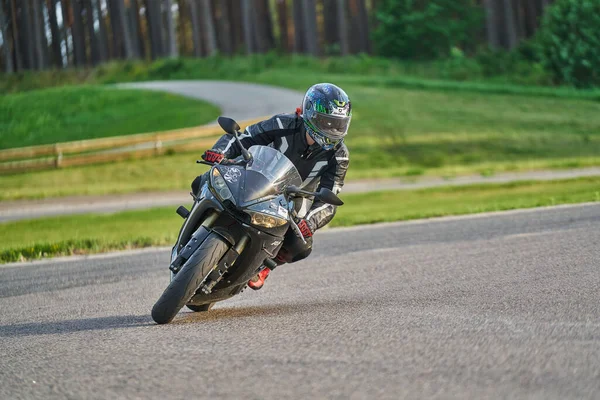 2020 Riga Lettland Mann Auf Motorrad Unterwegs Spaß Beim Fahren — Stockfoto