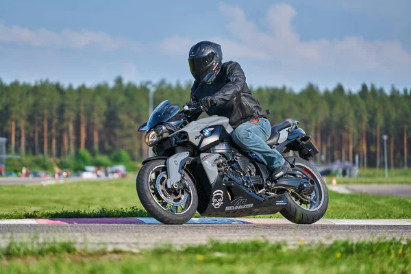 2020 Riga Lotyšsko Muž Motorce Projížďce Baví Jízdu Prázdnou Cestou — Stock fotografie