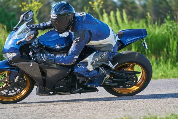 2020 Riga Letonia Hombre Una Moto Carretera Divertirse Conduciendo Camino —  Fotos de Stock