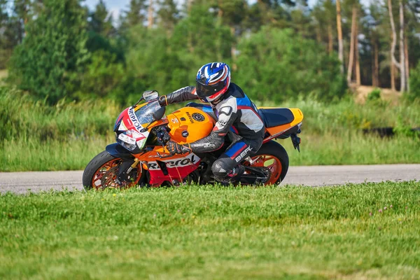 2020 Riga Lettonia Uomo Una Moto Strada Sella Divertirsi Guidando — Foto Stock