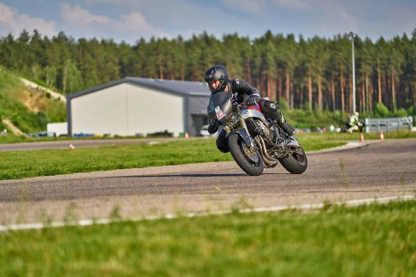 2020 Рига Латвия Мужчина Мотоцикле Дороге Получая Удовольствие Вождения Пустой — стоковое фото