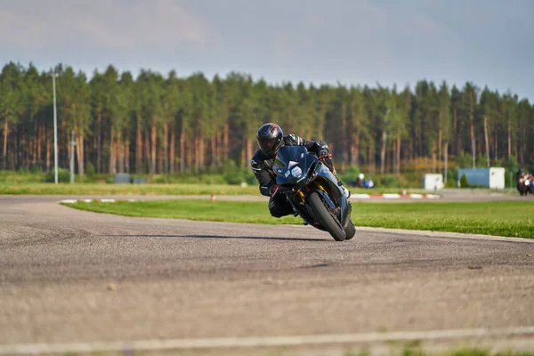 2020年5月11日 ラトビア バイクに乗ってる男だ オートバイツアーで空の道を走るのを楽しんで — ストック写真