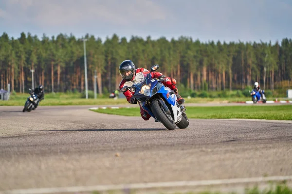 2020年 拉脱维亚里加 骑摩托车在路上的人 开着车在空旷的路上玩的开心 — 图库照片