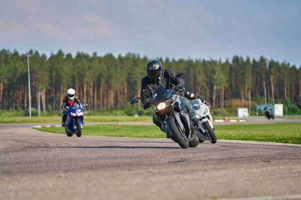 2020 Riga Letónia Homem Moto Estrada Divertindo Dirigindo Estrada Vazia — Fotografia de Stock