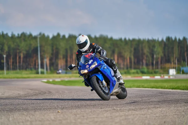 2020 Riga Lettland Man Motorcykel Vägen Ridning Kul Att Köra — Stockfoto