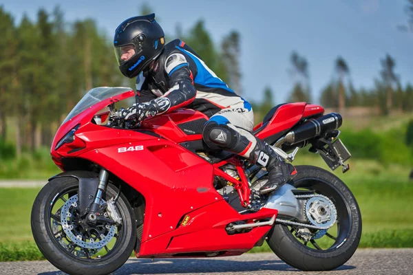 2020 Riga Lettland Mann Auf Motorrad Unterwegs Spaß Fahren Auf — Stockfoto