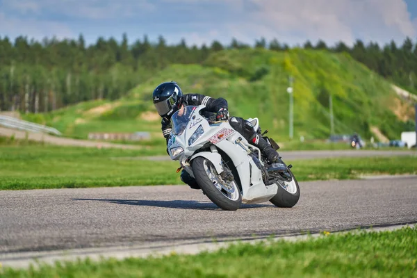 2020 Riga Latvia 오토바이를 달리는 오토바이 여행을 하면서 도로를 운전하는 — 스톡 사진