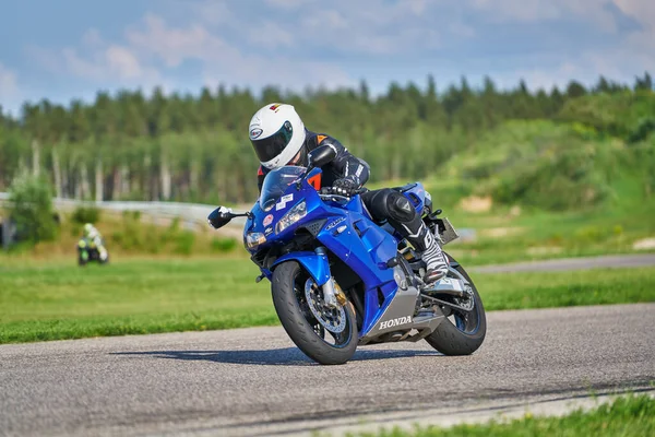 2020 Riga Lettland Mann Auf Motorrad Unterwegs Spaß Fahren Auf — Stockfoto