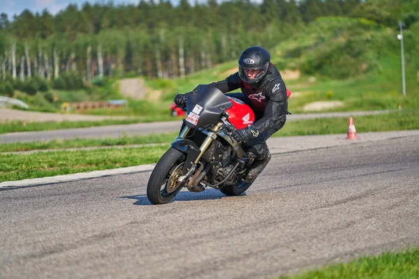 2020年5月11日 ラトビア バイクに乗ってる男だ オートバイツアーで空の道を走るのを楽しんで — ストック写真