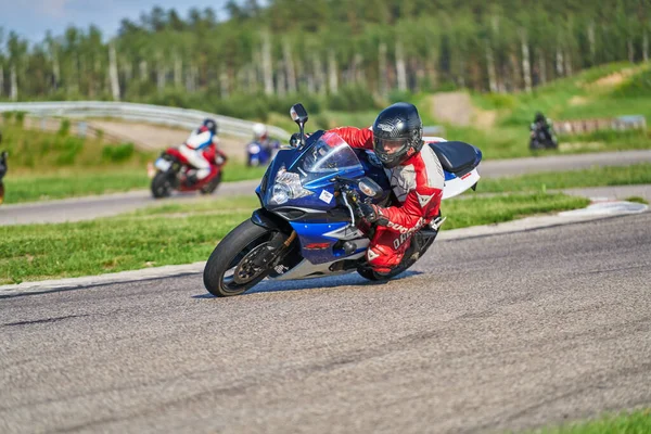 2020 Riga Lotyšsko Muž Motorce Projížďce Baví Jízdu Prázdnou Cestou — Stock fotografie