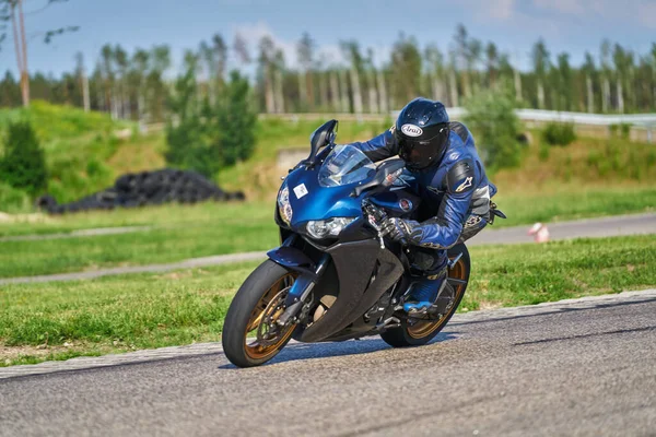2020 Riga Lettonie Homme Sur Une Moto Sur Route Amuser — Photo