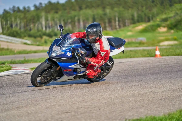 2020 Riga Letonia Hombre Una Moto Carretera Divertirse Conduciendo Camino —  Fotos de Stock