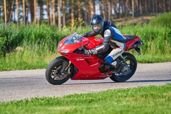 2020 Рига Латвия Мужчина Мотоцикле Дороге Получая Удовольствие Вождения Пустой — стоковое фото