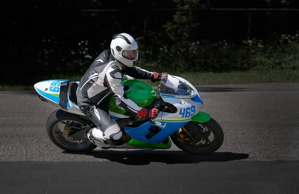 Mężczyzna Jazda Motocyklem Asfaltowej Krzywej Drogi Wiejskich Motocykl Praktyki Opierając — Zdjęcie stockowe
