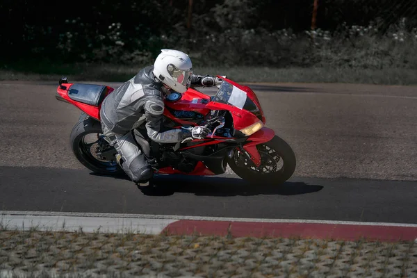 Ember Lovaglás Motorkerékpár Aszfalt Közúti Görbe Vidéki Motorkerékpár Gyakorlat Hajlik — Stock Fotó