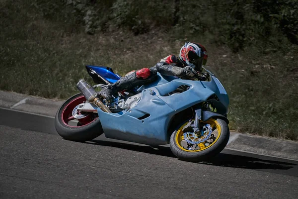 Homem Andando Moto Curva Estrada Asfalto Com Rural Prática Motocicleta — Fotografia de Stock