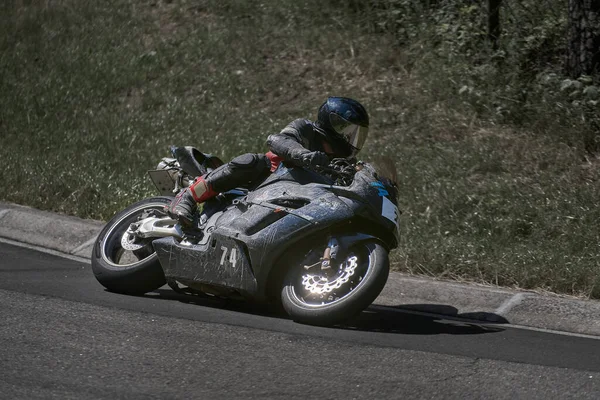 Mann Fährt Mit Motorrad Asphaltstraßenkurve Mit Ländlicher Fahrweise Schnelle Kurve — Stockfoto