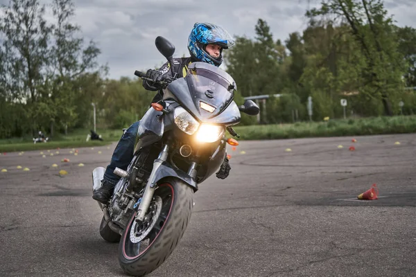 2020 Ryga Łotwa Motocyklista Jedzie Drogą Widok Przodu Zbliżenie — Zdjęcie stockowe