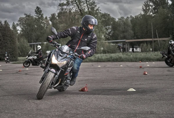 2020 Riga Lotyšsko Motorkář Jde Silnici Pohled Zepředu Detailní Záběr — Stock fotografie