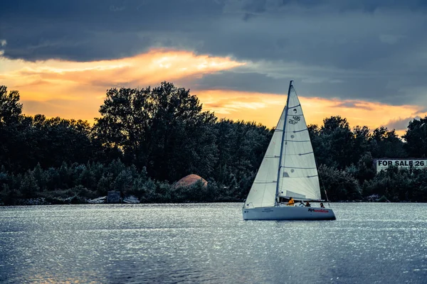 Segeln Fluss Lebendige Farben Sonnenuntergang Gesichtspunkt — Stockfoto