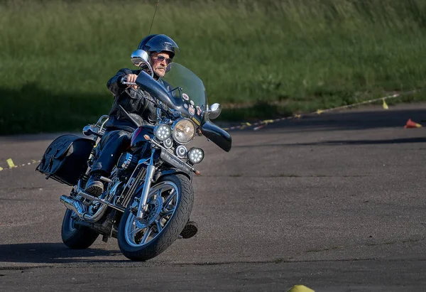 2020 Riga Lettland Motorcyklist Går Väg Framifrån Närbild — Stockfoto