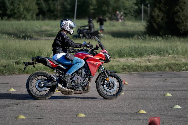 2020 Riga Lettland Motorcyklist Går Väg Framifrån Närbild — Stockfoto