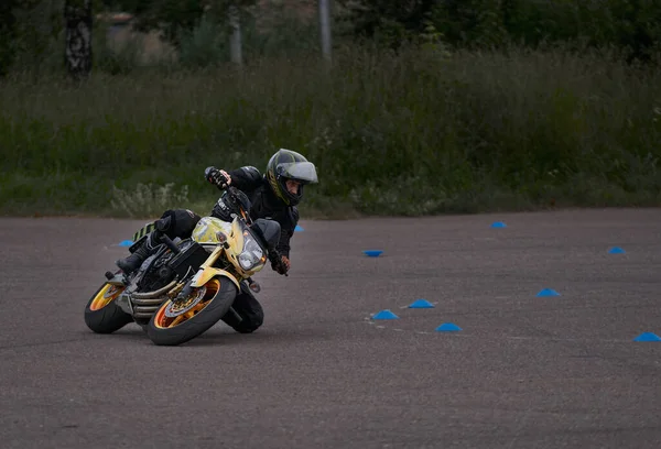 2020年 拉脱维亚里加 骑摩托车的人走在路上 前视镜 — 图库照片