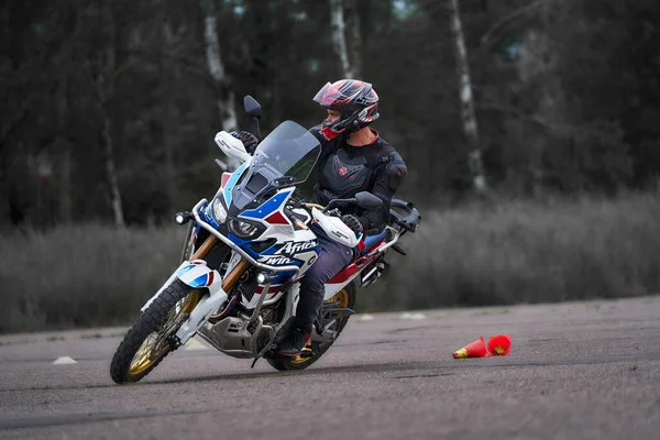 2020 Riga Lettonie Motocycliste Sur Route Vue Face Gros Plan — Photo