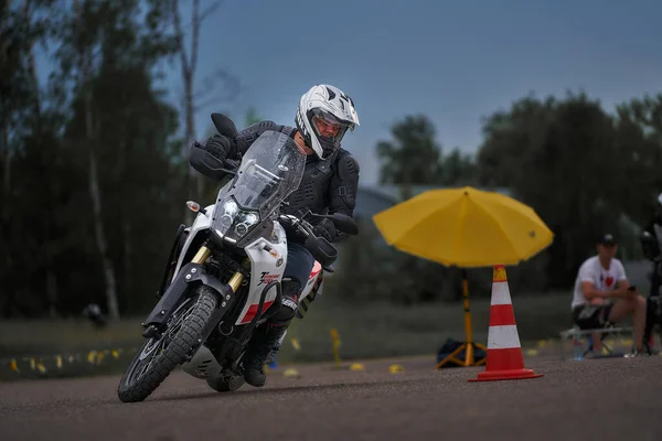2020 Ryga Łotwa Motocyklista Jedzie Drogą Widok Przodu Zbliżenie — Zdjęcie stockowe