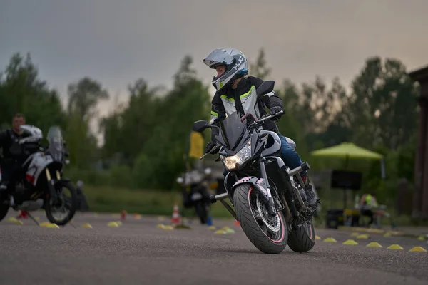 2020年 拉脱维亚里加 骑摩托车的人走在路上 前视镜 — 图库照片