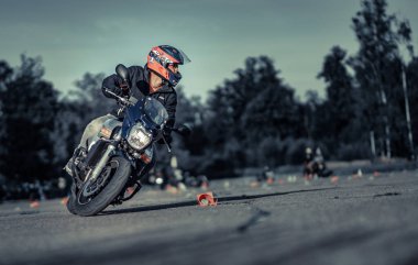 11-05-2020 Riga, Letonya. Motosikletli bir adam yolda. Motosiklet turunda boş bir yolda araba kullanırken eğleniyorum.