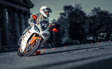 11-05-2020 Riga, Letonya. Motosikletli bir adam yolda. Motosiklet turunda boş bir yolda araba kullanırken eğleniyorum.