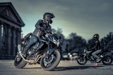 11-05-2020 Riga, Letonya. Motosikletli bir adam yolda. Motosiklet turunda boş bir yolda araba kullanırken eğleniyorum.