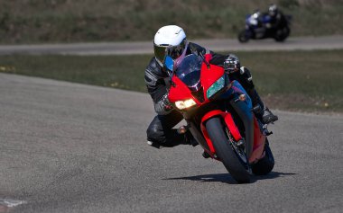 Motosiklet antrenmanı hızlı bir viraja dayanıyor..