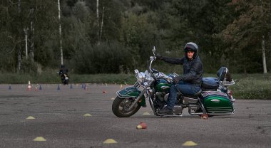 05-09-2020 Riga, Letonya Genç adam helikoptere biniyor.