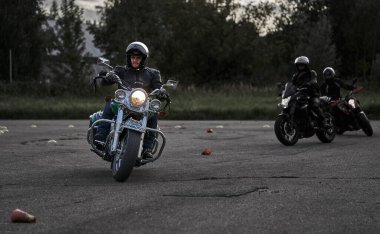 05-09-2020 Riga, Letonya Genç adam helikoptere biniyor.