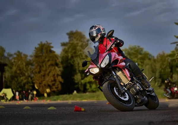 2020 Ryga Łotwa Młoda Kobieta Jeżdżąca Notorcycle — Zdjęcie stockowe