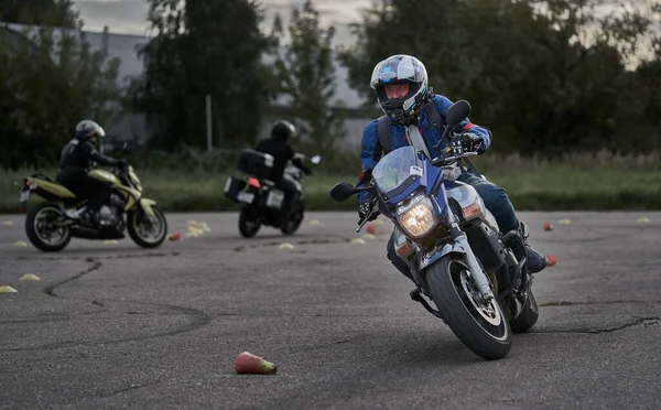 2020 Riga Lettonia Giovane Sella Una Moto — Foto Stock