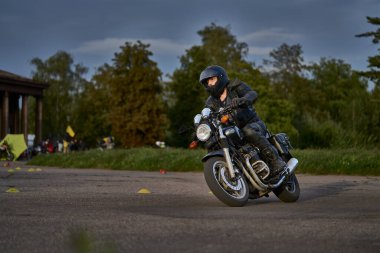 05-09-2020 Riga, Letonya Motosikletli Genç Adam.