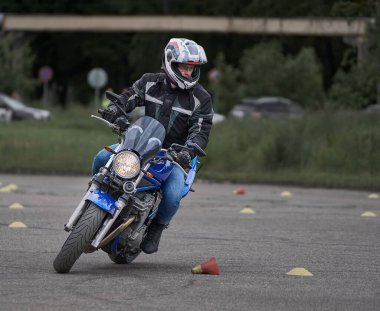 05-09-2020 Riga, Letonya Motosikletli Genç Adam.