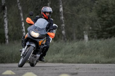 05-09-2020 Riga, Letonya Motosikletli Genç Adam.