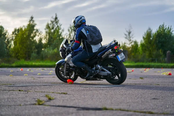 2020 Ryga Łotwa Młody Człowiek Motocyklu — Zdjęcie stockowe