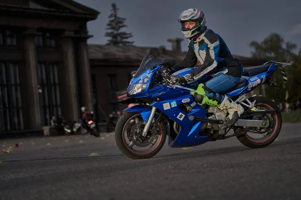 2020 Riga Lettland Ung Man Motorcykel — Stockfoto