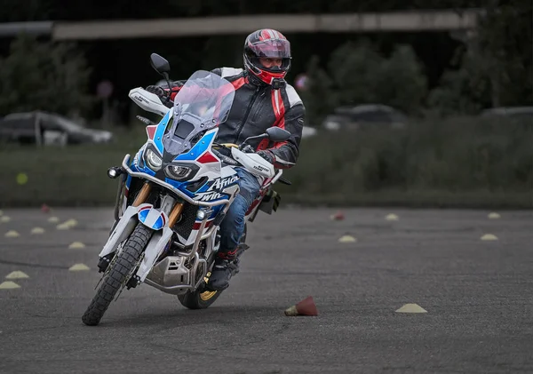 2020 Riga Letonia Joven Montando Una Motocicleta —  Fotos de Stock